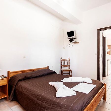 One Bedroom Apartment With Kitchenette# 12 A Raches  Extérieur photo