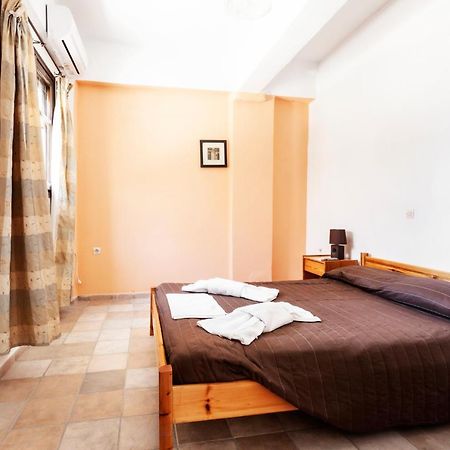 One Bedroom Apartment With Kitchenette# 12 A Raches  Extérieur photo