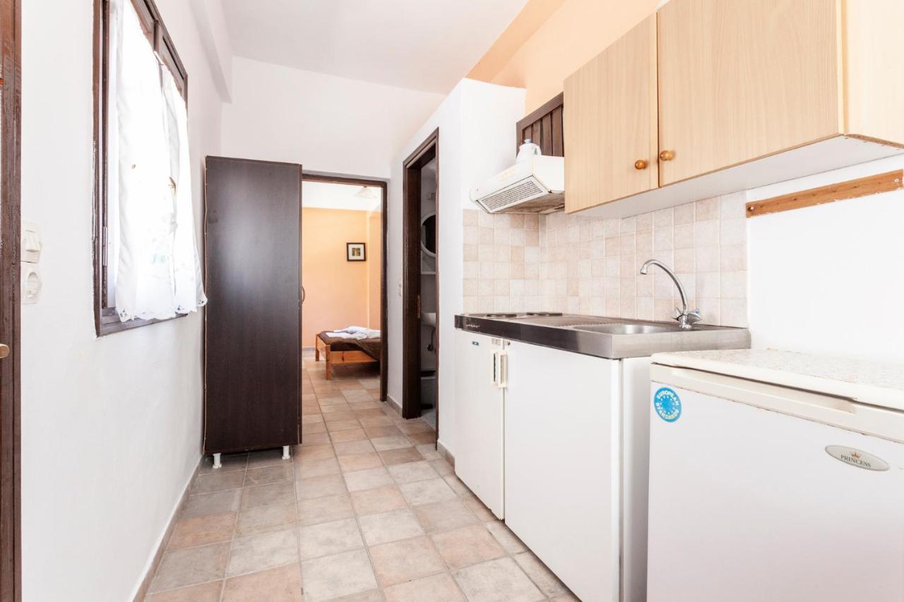 One Bedroom Apartment With Kitchenette# 12 A Raches  Extérieur photo