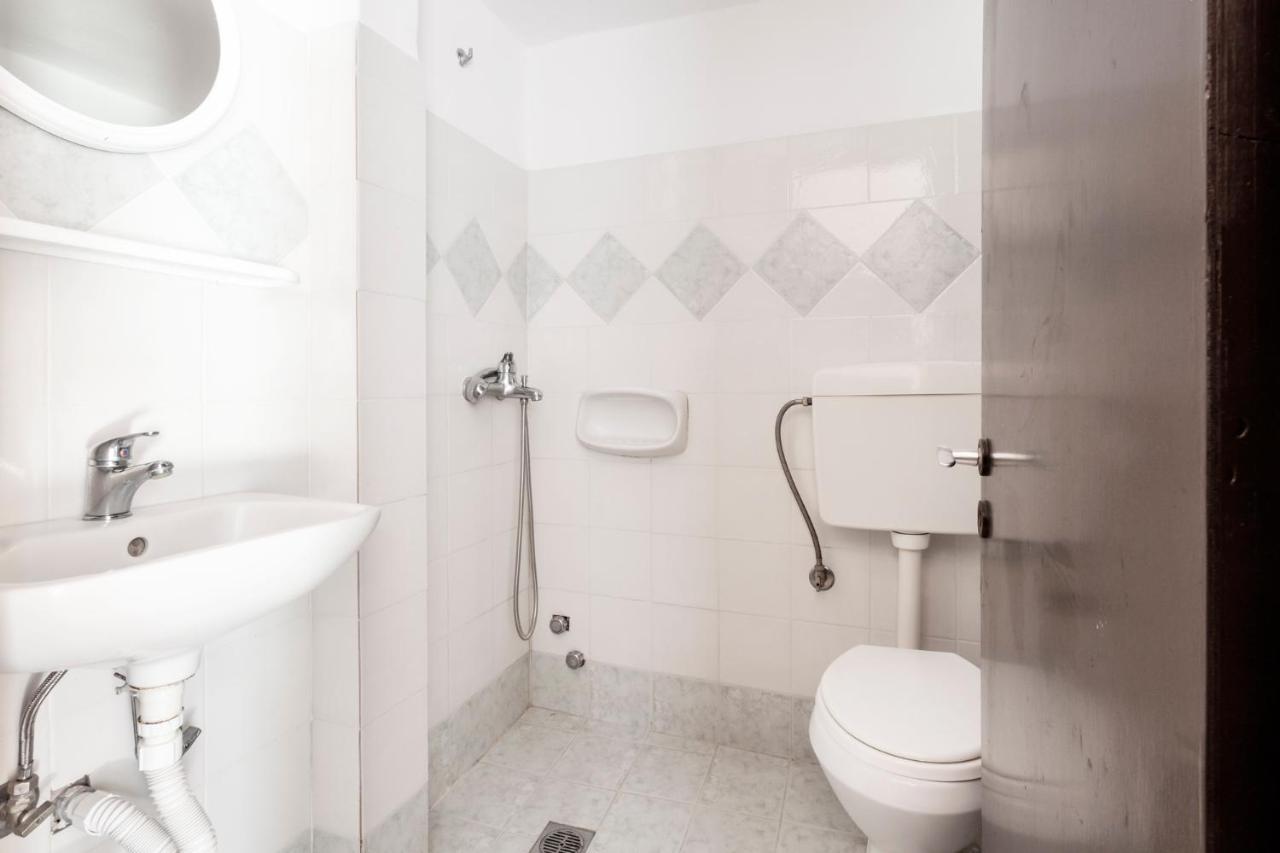 One Bedroom Apartment With Kitchenette# 12 A Raches  Extérieur photo