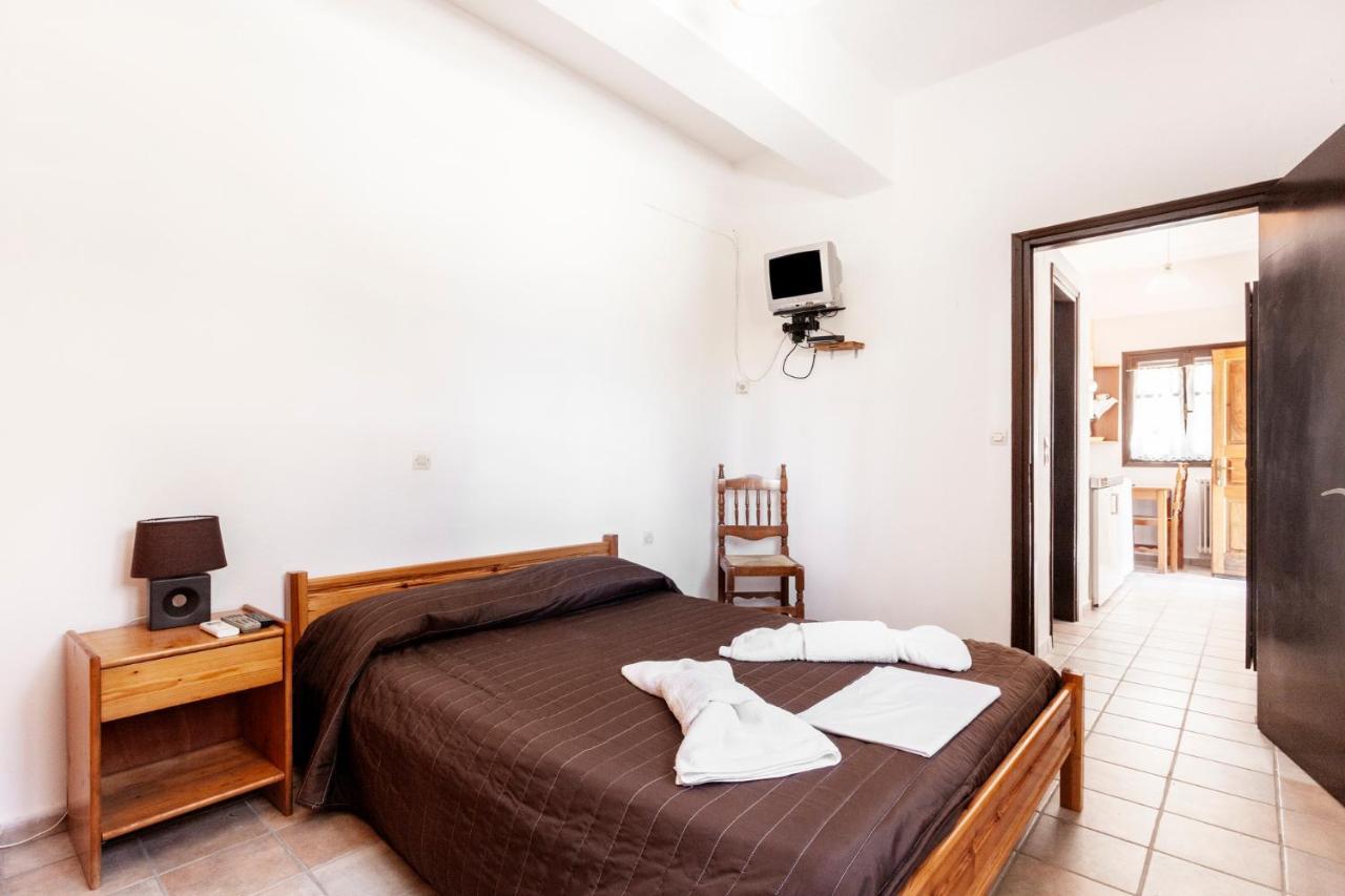 One Bedroom Apartment With Kitchenette# 12 A Raches  Extérieur photo